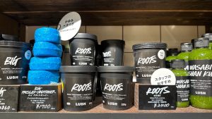 “LUSH LUSH ROOST SCALP TREATMENT” ที่ไม่มีในสต็อกในญี่ปุ่นไม่เพียงช่วยให้หนังศีรษะสดชื่น แต่ยังผ่อนคลายไหล่และคออีกด้วย?