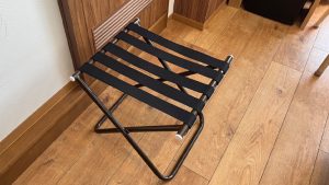 ไขข้อข้องใจ! ไอเทมลับมุมห้องพักโรงแรม ‘BAGGAGE RACK’ ชั้นวางกระเป๋าเดินทางที่ช่วยชีวิตคนพื้นที่น้อย