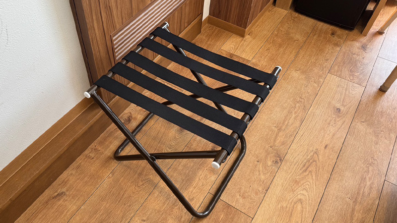 ไขข้อข้องใจ! ไอเทมลับมุมห้องพักโรงแรม ‘BAGGAGE RACK’ ชั้นวางกระเป๋าเดินทางที่ช่วยชีวิตคนพื้นที่น้อย