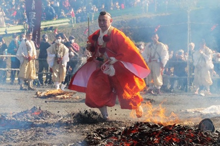 เทศกาลเดินข้ามไฟที่ภูเขาทาคาโอะ