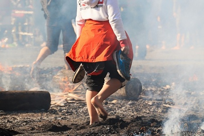 เทศกาลเดินข้ามไฟที่ภูเขาทาคาโอะ