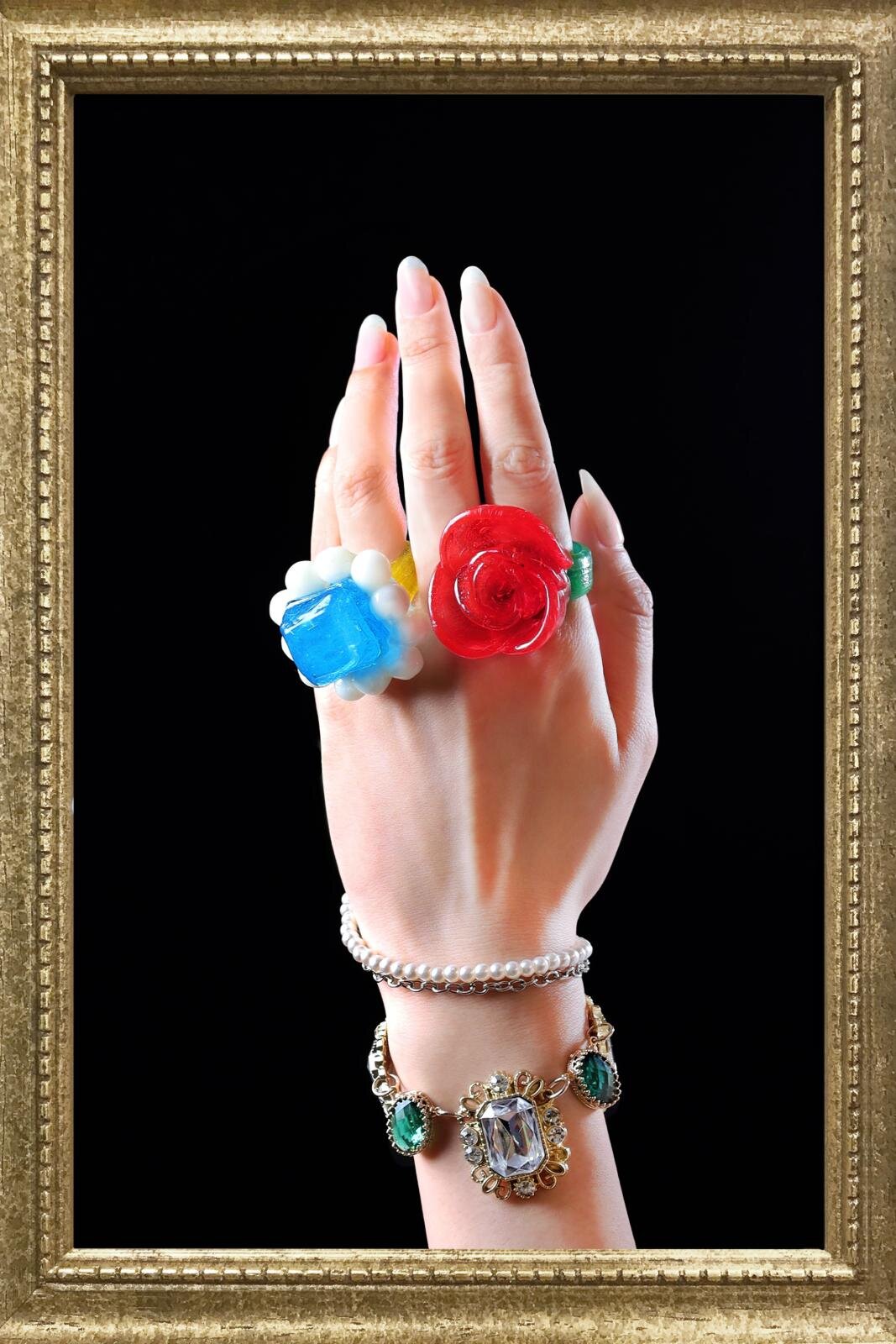 「キャンディジュエル」青リボンリング・赤バラリング 各1,280円