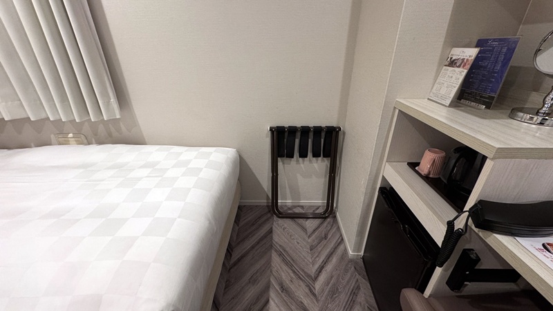 ชั้นวางกระเป๋าโรงแรม