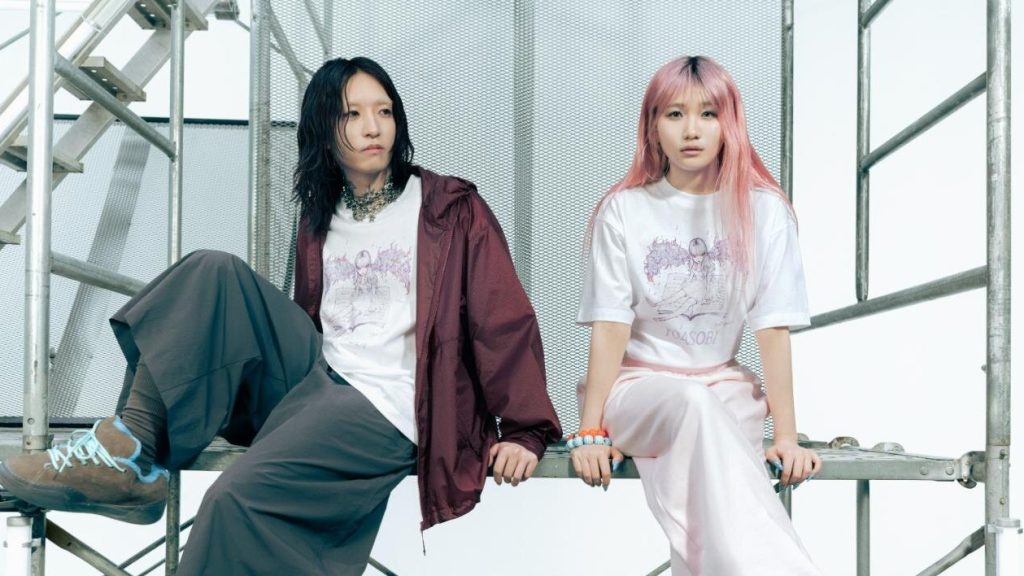 UNIQLO UT x YOASOBI คอลเลกชันใหม่! แฟชั่นลายกราฟิกสุดเอ็กซ์คลูซีฟจาก 4 ศิลปินชื่อดัง วางขายกรกฎาคม 2026